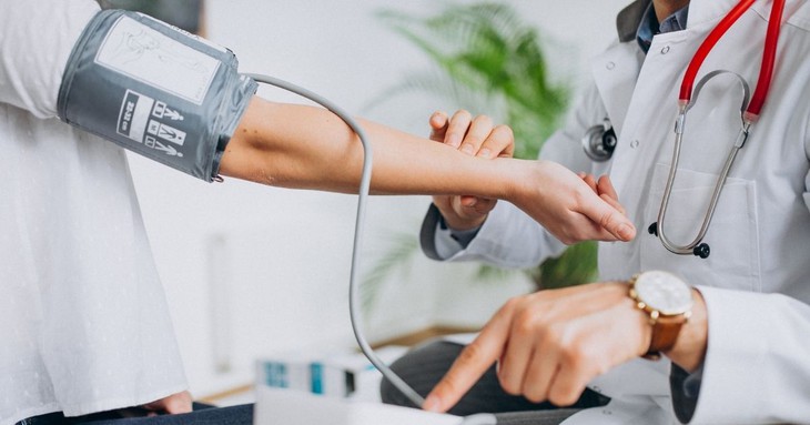 Hạ huyết áp tư thế đứng: Biểu hiện và cách phòng ngừa - Ảnh 2.