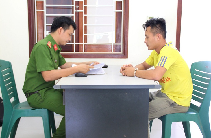 Nam thanh niên cố tình dâm vào xe cảnh sát - Ảnh 1. Nam thanh niên cố tình dâm vào xe cảnh sát - Ảnh 1.