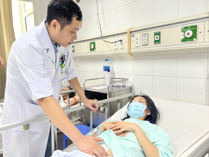 Cứu sống cô gái 17 tuổi thủng ruột vì nuốt tăm - Ảnh 3. Cứu sống cô gái 17 tuổi thủng ruột vì nuốt tăm - Ảnh 3.