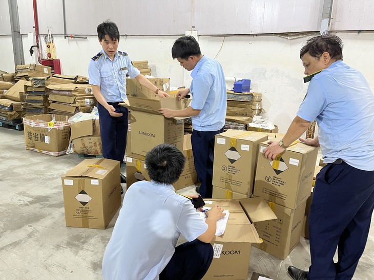 Phát hiện kho hàng "khủng" với hàng nghìn điện thoại, máy tính bảng, đồng hồ thông minh nhập lậu - Ảnh 2. Phát hiện kho hàng "khủng" với hàng nghìn điện thoại, máy tính bảng, đồng hồ thông minh nhập lậu - Ảnh 2.