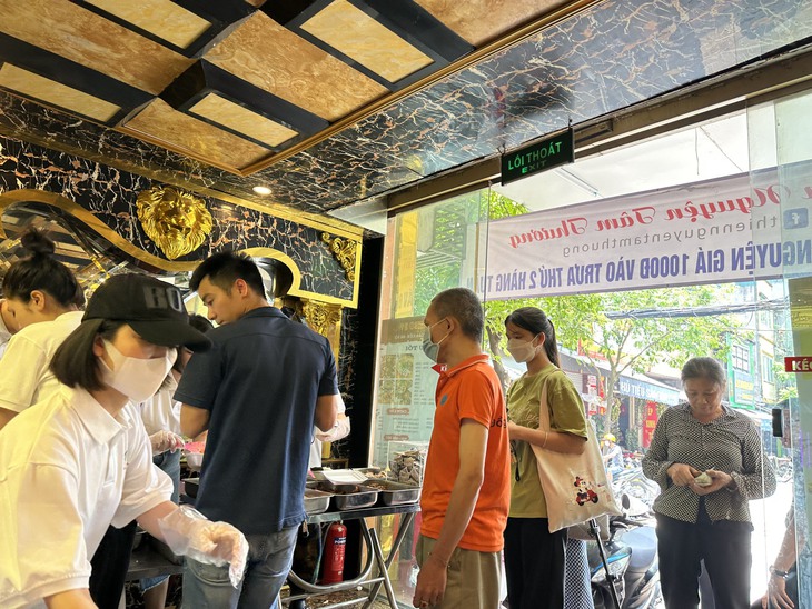 Hàng trăm phần cơm thiện nguyện giá 1000 đồng đầy ắp yêu thương cho người khó khăn, lao động nghèo - Ảnh 1. Hàng trăm phần cơm thiện nguyện giá 1000 đồng đầy ắp yêu thương cho người khó khăn, lao động nghèo - Ảnh 1.