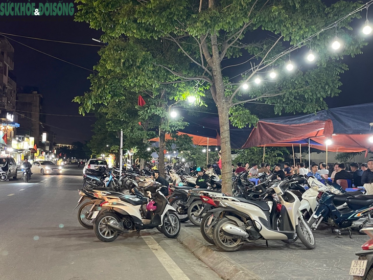 Ngang nhiên chiếm dụng vỉa hè của một tuyến phố để buôn bán - Ảnh 1. Ngang nhiên chiếm dụng vỉa hè của một tuyến phố để buôn bán - Ảnh 1.