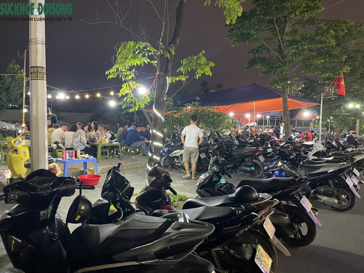 Ngang nhiên chiếm dụng vỉa hè của một tuyến phố để buôn bán - Ảnh 3. Ngang nhiên chiếm dụng vỉa hè của một tuyến phố để buôn bán - Ảnh 3.