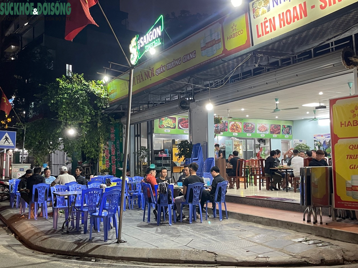 Ngang nhiên chiếm dụng vỉa hè của một tuyến phố để buôn bán - Ảnh 4. Ngang nhiên chiếm dụng vỉa hè của một tuyến phố để buôn bán - Ảnh 4.