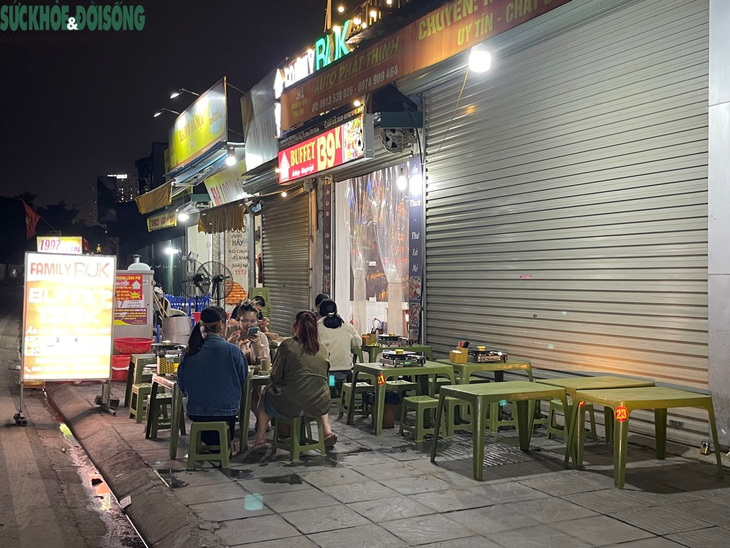 Ngang nhiên chiếm dụng vỉa hè của một tuyến phố để buôn bán - Ảnh 7. Ngang nhiên chiếm dụng vỉa hè của một tuyến phố để buôn bán - Ảnh 7.