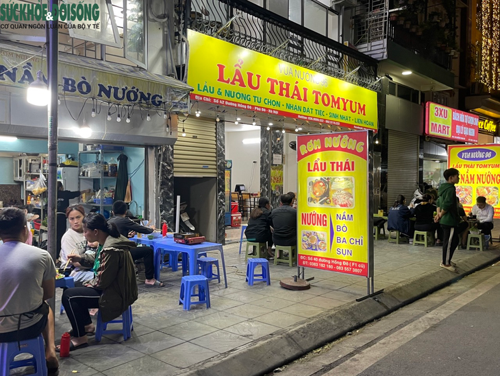 Ngang nhiên chiếm dụng vỉa hè của một tuyến phố để buôn bán - Ảnh 8. Ngang nhiên chiếm dụng vỉa hè của một tuyến phố để buôn bán - Ảnh 8.