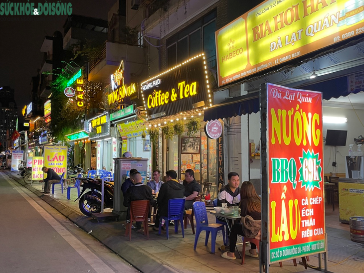 Ngang nhiên chiếm dụng vỉa hè của một tuyến phố để buôn bán - Ảnh 9. Ngang nhiên chiếm dụng vỉa hè của một tuyến phố để buôn bán - Ảnh 9.