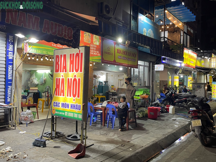 Giữa tâm điểm giành lại vỉa hè, Ngang nhiên chiếm dụng vỉa hè của một tuyến phố để buôn bán - Ảnh 8. Giữa tâm điểm giành lại vỉa hè, Ngang nhiên chiếm dụng vỉa hè của một tuyến phố để buôn bán - Ảnh 8.
