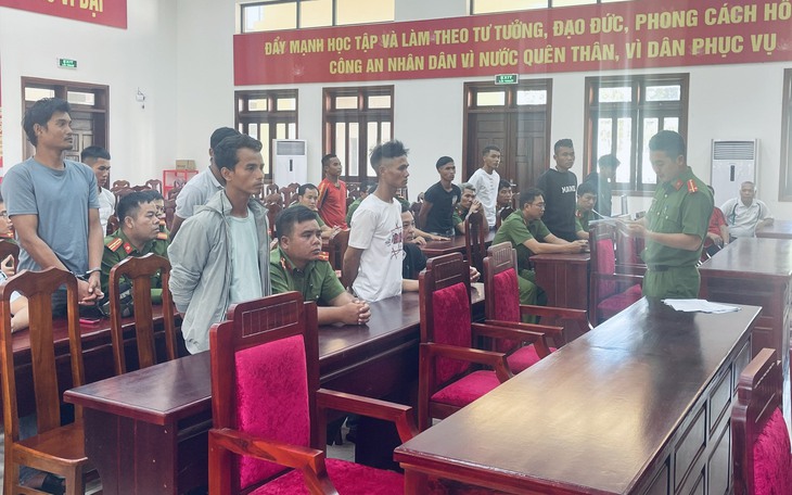 Khởi tố 10 đối tượng về hành vi hủy hoại tài sản