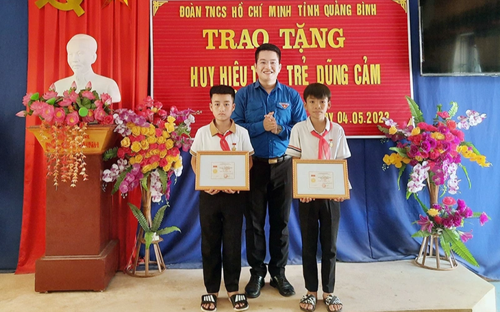 Tặng Huy hiệu 'Tuổi trẻ dũng cảm' cho hai học sinh cứu người đuối nước