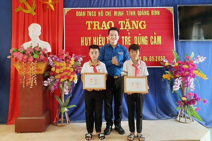 Tặng Huy hiệu "Tuổi trẻ dũng cảm" cho hai học sinh cứu người đuối nước - Ảnh 1. Tặng Huy hiệu "Tuổi trẻ dũng cảm" cho hai học sinh cứu người đuối nước - Ảnh 1.
