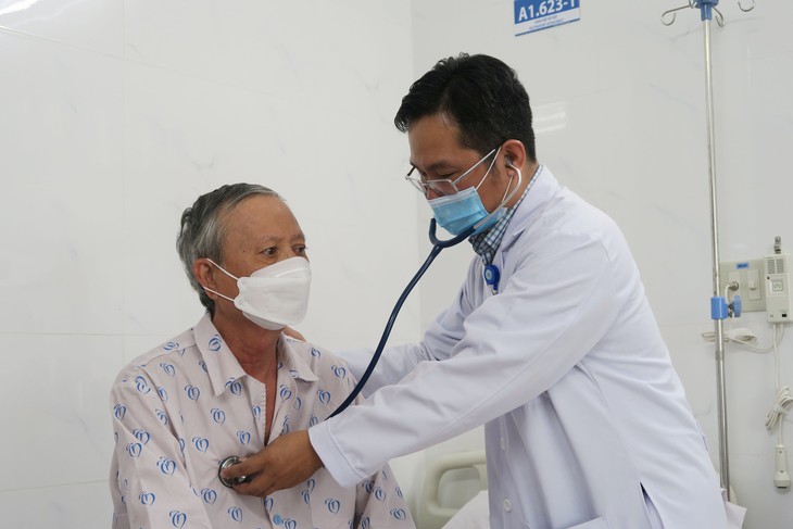 TP.HCM nắng nóng, người già và trẻ em "đổ bệnh" tăng cao - Ảnh 1.