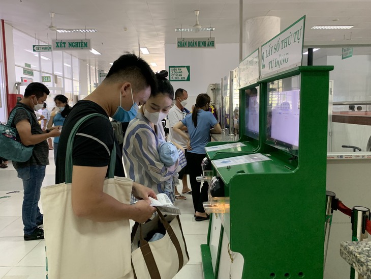 TP.HCM nắng nóng, người già và trẻ em "đổ bệnh" tăng cao - Ảnh 2.