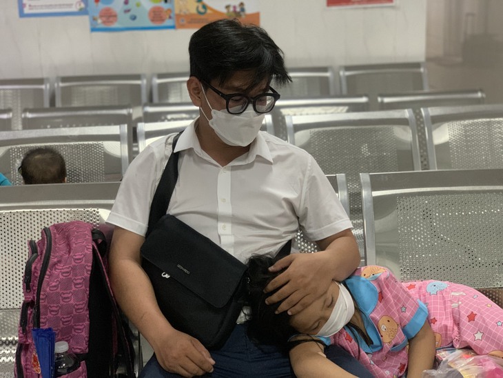 TP.HCM nắng nóng, người già và trẻ em "đổ bệnh" tăng cao - Ảnh 3.