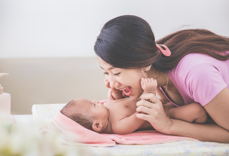 Hướng dẫn mẹ tự xoa bóp, massage cho trẻ mau lớn - Ảnh 2.