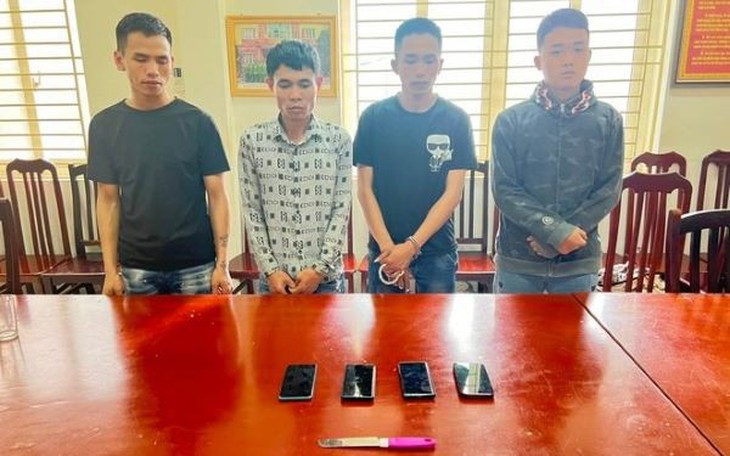 Tạm giữ 4 đối tượng dùng dao uy hiếp cướp tài sản người nước ngoài