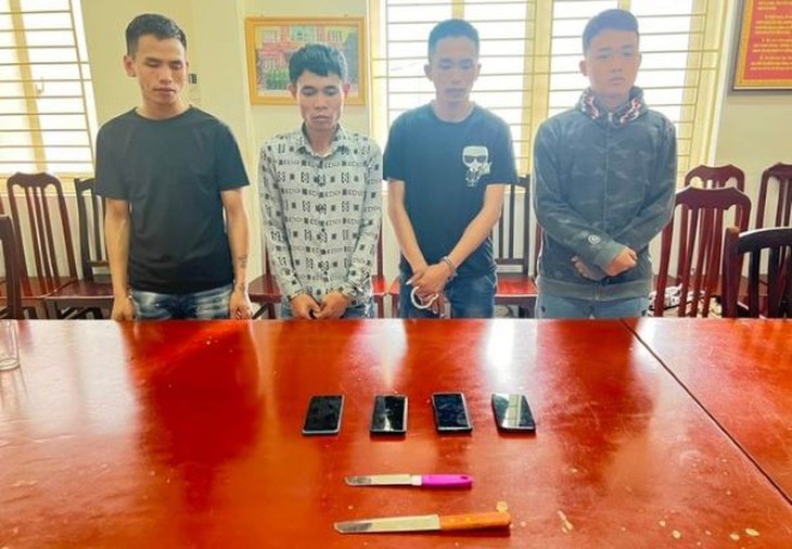 Tạm giữ 4 đối tượng dùng dao uy hiếp cướp tài sản người nước ngoài - Ảnh 2.