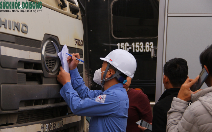 Các trung tâm đăng kiểm tiếp tục ùn tắc, 800.000 xe chờ kiểm định