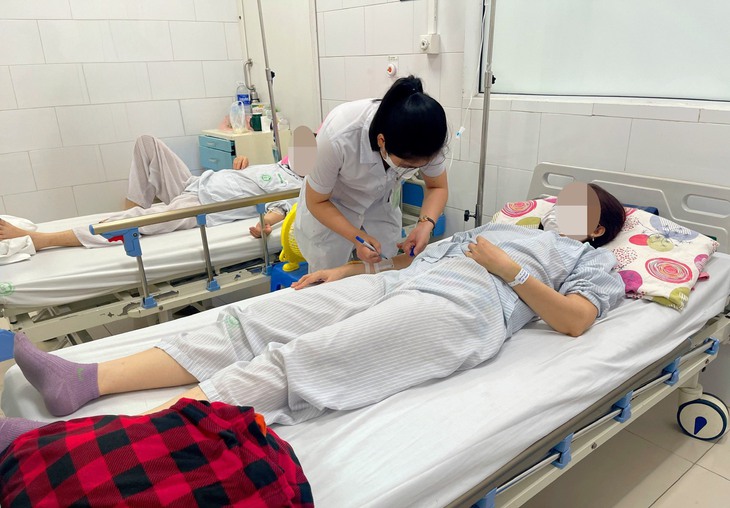 Ngộ độc thực phẩm do có chứa chất tạo màu, hai mẹ con nhập viện trong tình trạng nguy kịch - Ảnh 2.