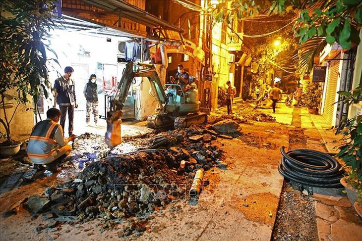 Hà Nội đặt mục tiêu hạ ngầm 100% cáp điện lực, thông tin tại khu vực phát triển đô thị - Ảnh 1.