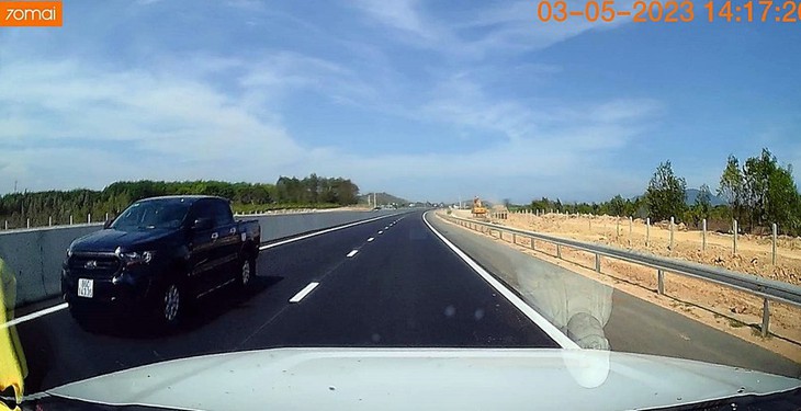 Tước bằng lái, phạt nặng tài xế chạy ngược chiều trên cao tốc - Ảnh 1.