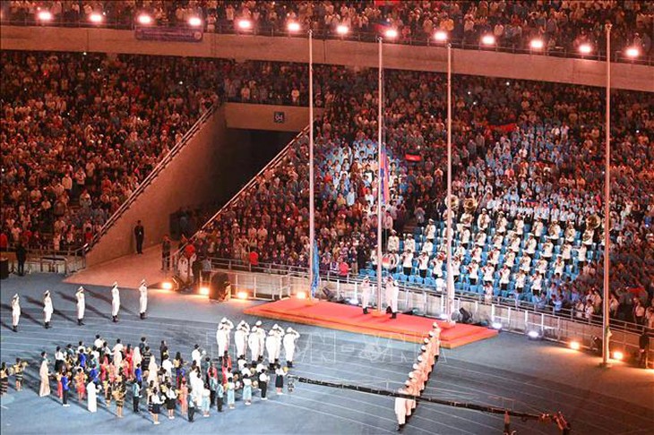 Những hình ảnh đẹp mắt tại Lễ khai mạc SEA Games 32 - Ảnh 1.