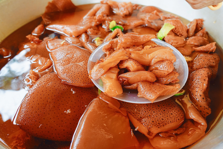 Sứa đỏ vào mùa, nhiều người thích thú thưởng thức - Ảnh 2.