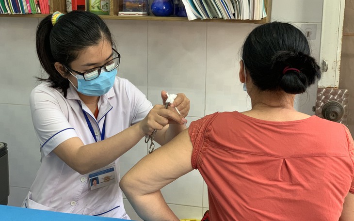 Ca COVID-19 mới tăng, nhiều ca thở máy: Những ai cần tiêm vaccine?