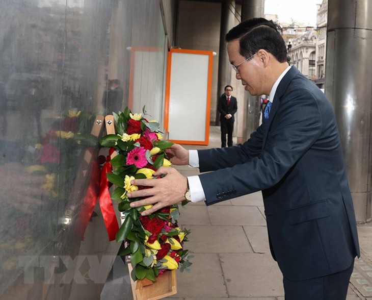 Chủ tịch nước đặt hoa tại Biển Tưởng niệm Bác Hồ ở thủ đô London - Ảnh 1. Chủ tịch nước đặt hoa tại Biển Tưởng niệm Bác Hồ ở thủ đô London - Ảnh 1.