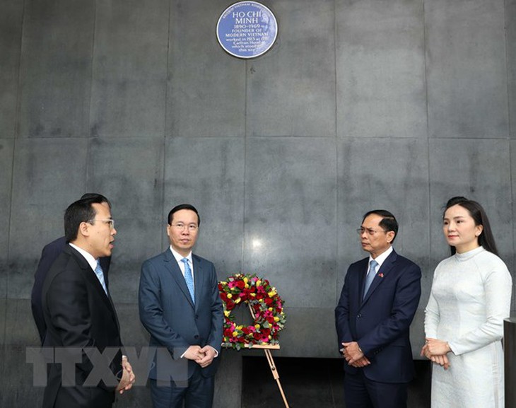 Chủ tịch nước đặt hoa tại Biển Tưởng niệm Bác Hồ ở thủ đô London - Ảnh 2. Chủ tịch nước đặt hoa tại Biển Tưởng niệm Bác Hồ ở thủ đô London - Ảnh 2.