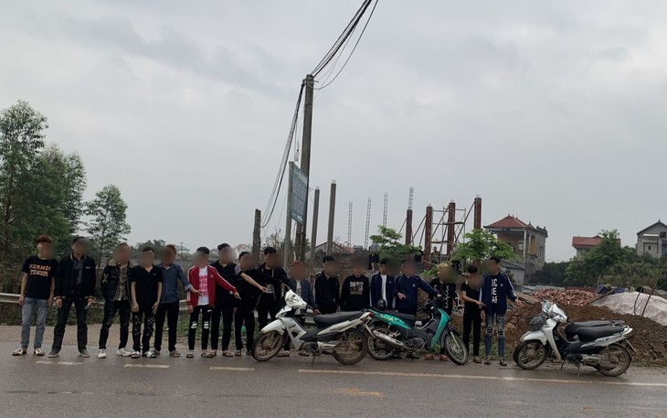 Khởi tố 16 đối tượng mang hung khí đi giải quyết mâu thuẫn - Ảnh 1.