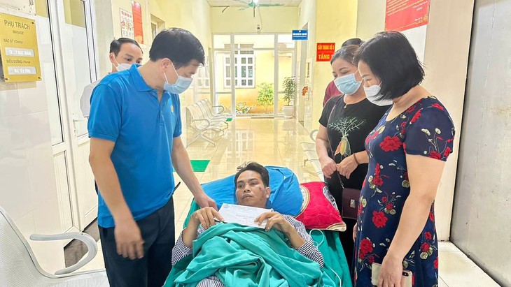 Thông tin mới vụ vợ chồng giáo viên bám bản gặp tai nạn trong lúc đến trường - Ảnh 1. Thông tin mới vụ vợ chồng giáo viên bám bản gặp tai nạn trong lúc đến trường - Ảnh 1.