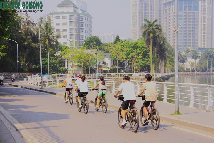 Người Hà Nội đến công viên, hồ nước "chạy trốn" nắng nóng 40 độ - Ảnh 1.