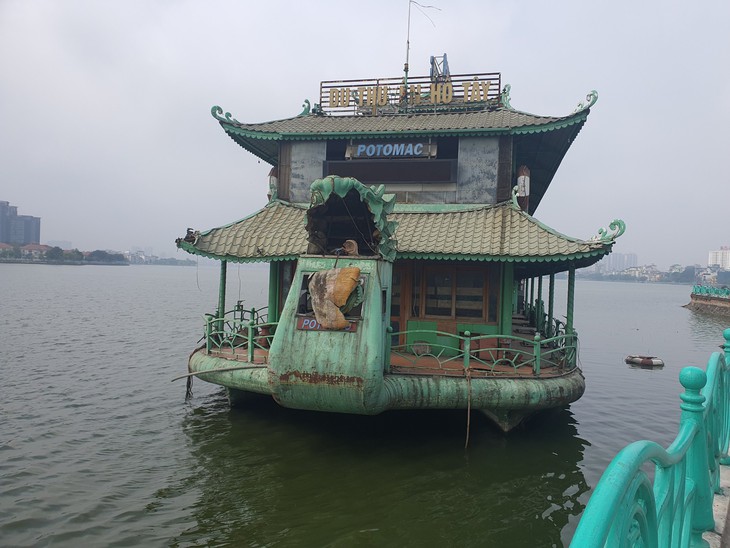 Tháo dớ du thuyền ở Hồ Tây, lực lượng chức năng gặp nhiều khó khăn - Ảnh 1.