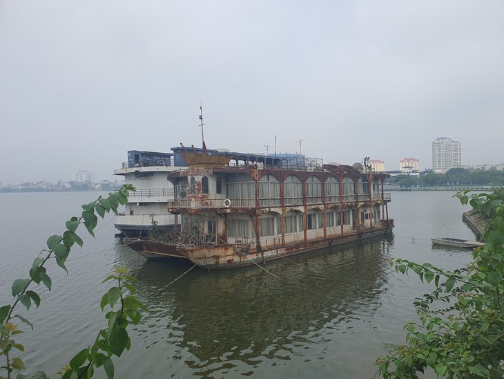 Tháo dớ du thuyền ở Hồ Tây, lực lượng chức năng gặp nhiều khó khăn - Ảnh 2.