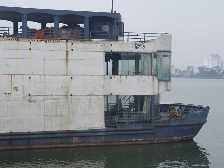 Tháo dớ du thuyền ở Hồ Tây, lực lượng chức năng gặp nhiều khó khăn - Ảnh 6.