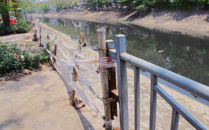 Lan can tại nhiều bờ sông xuống cấp nguy hiểm, có nơi chỉ chăng dây