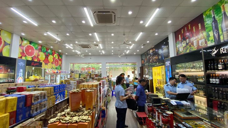 Thu giữ lượng lớn rượu ngoại, xì gà, thuốc lá vi phạm - Ảnh 2. Thu giữ lượng lớn rượu ngoại, xì gà, thuốc lá vi phạm - Ảnh 2.