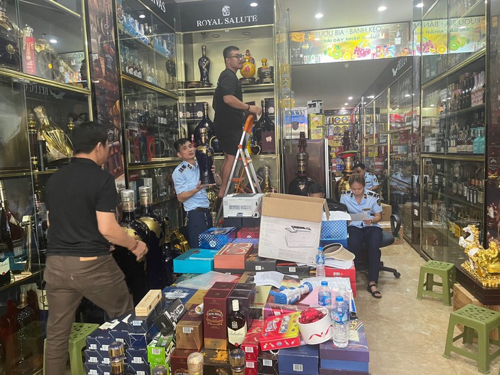 Thu giữ lượng lớn rượu ngoại, xì gà, thuốc lá vi phạm - Ảnh 3. Thu giữ lượng lớn rượu ngoại, xì gà, thuốc lá vi phạm - Ảnh 3.