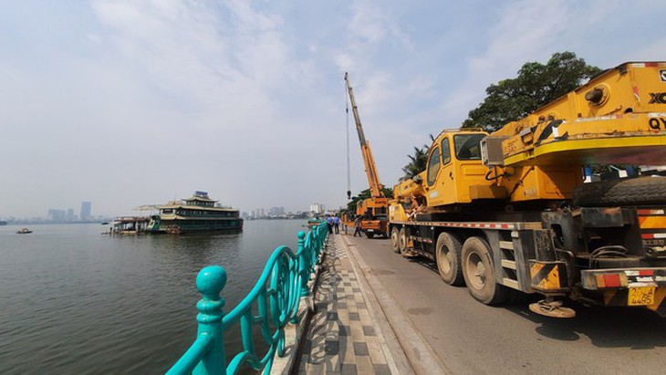 Tháo dớ du thuyền ở Hồ Tây, lực lượng chức năng gặp nhiều khó khăn - Ảnh 5.