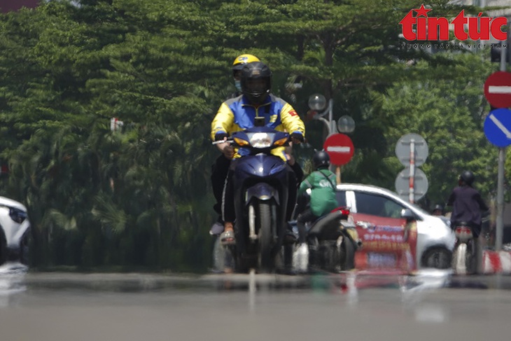 Mặt đường nóng rát hơn 50 độ C, người lao động Hà Nội “oằn mình" mưu sinh - Ảnh 3.