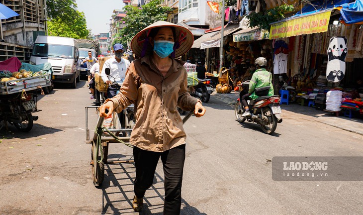 Mặt đường nóng rát hơn 50 độ C, người lao động Hà Nội “oằn mình" mưu sinh - Ảnh 11.