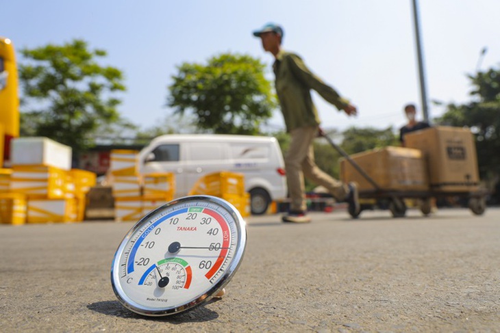 Mặt đường nóng rát hơn 50 độ C, người lao động Hà Nội “oằn mình" mưu sinh - Ảnh 12.
