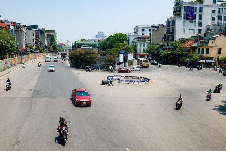 Mặt đường nóng rát hơn 50 độ C, người lao động Hà Nội “oằn mình" mưu sinh - Ảnh 1.