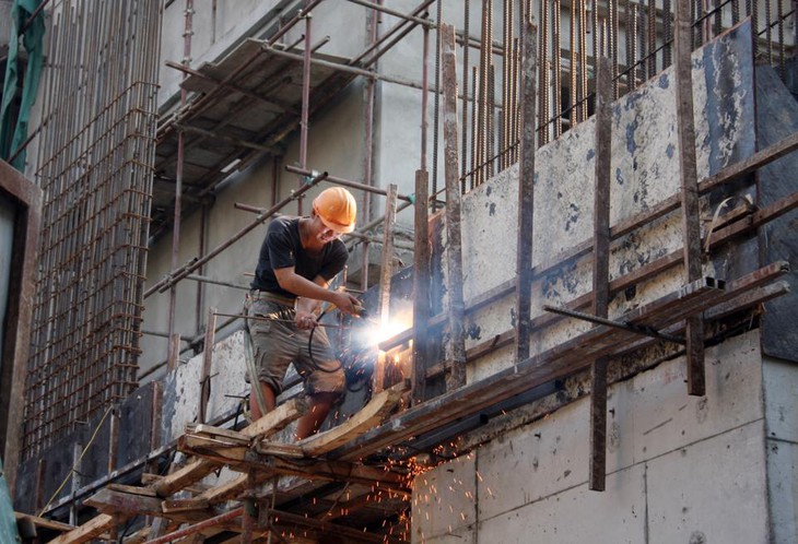Mặt đường nóng rát hơn 50 độ C, người lao động Hà Nội “oằn mình" mưu sinh - Ảnh 13.