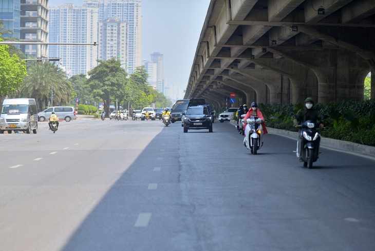 Mặt đường nóng rát hơn 50 độ C, người lao động Hà Nội “oằn mình" mưu sinh - Ảnh 4.