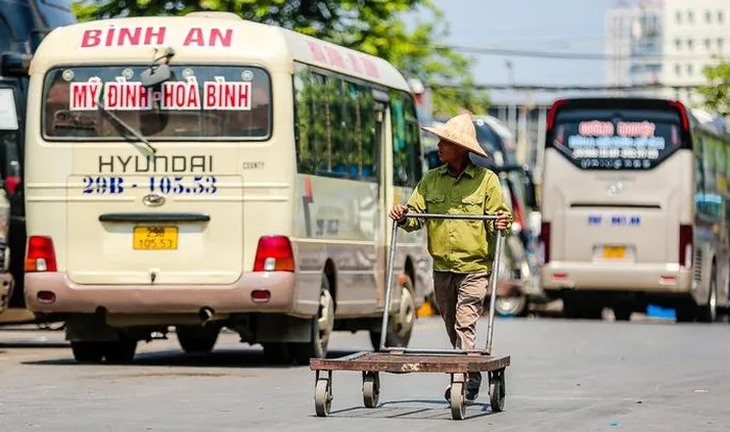 Mặt đường nóng rát hơn 50 độ C, người lao động Hà Nội “oằn mình" mưu sinh - Ảnh 8.