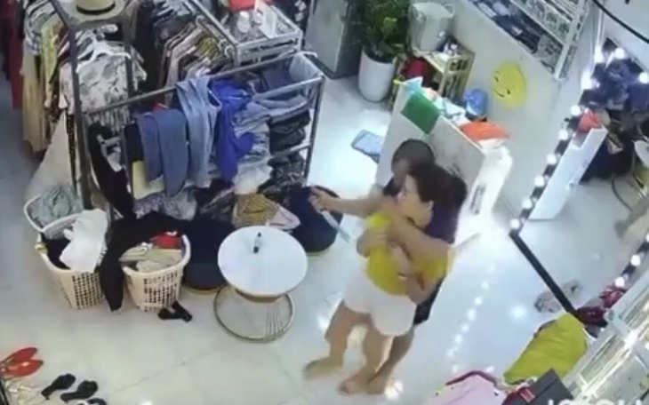 Điều tra vụ cô gái bán quần áo bị đe dọa, cưỡng hiếp