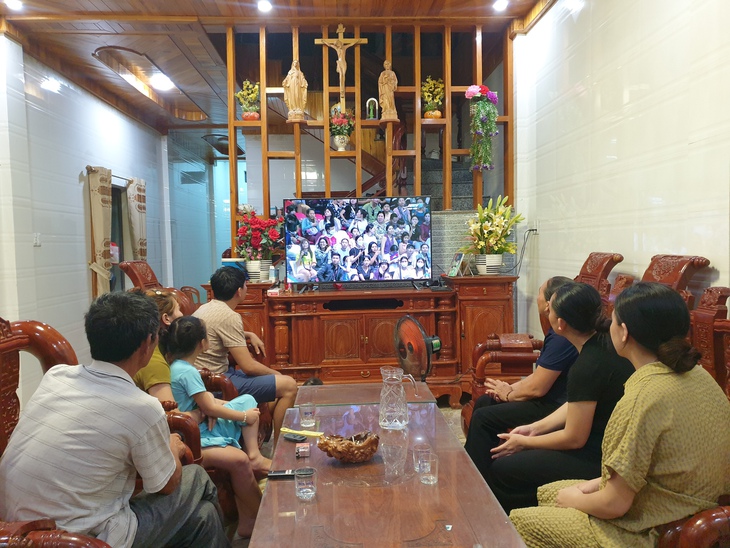 Cùng người thân cổ vũ cho "Rái cá sông Gianh" tranh tài ở đường đua xanh SEA Games 32 - Ảnh 4.