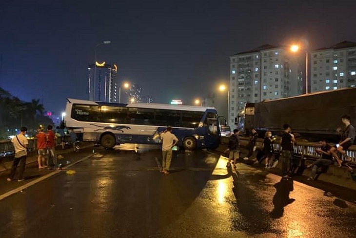 Xuyên đêm cứu hộ xe khách nổ lốp nằm chắn ngang đường Vành đai 3 - Ảnh 2. Xuyên đêm cứu hộ xe khách nổ lốp nằm chắn ngang đường Vành đai 3 - Ảnh 2.